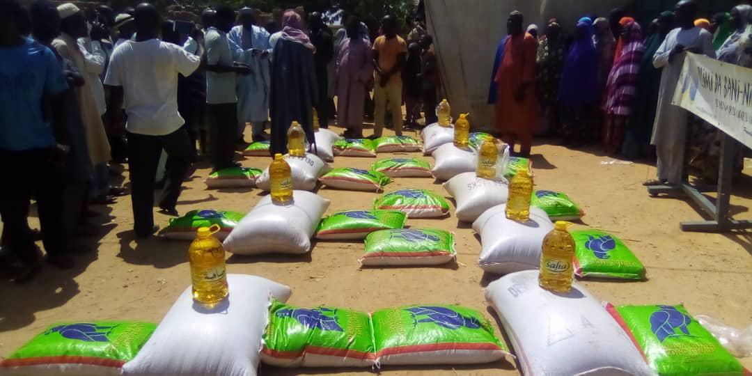 Distribution de 5 l d'huile, 25 kg de riz et 50 kg de mil par famille.