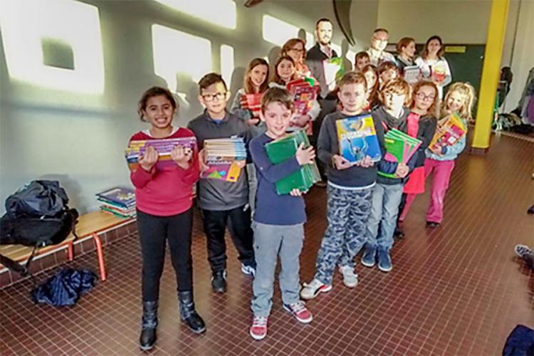 Don de manuels scolaires par l'école élémentaire Julie Daubié - Milly la Forêt